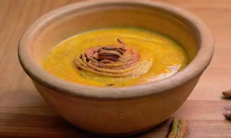 Composición vibrante con cúrcuma y un ambiente cálido