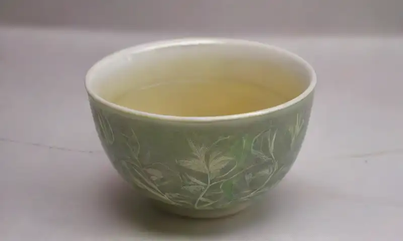 Colores suaves y texturas delicadas crean una escena cálida y armoniosa con té y hierbas