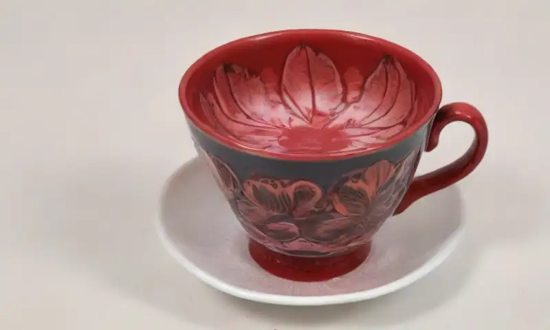 Un dibujo de una taza de té rodeada de detalles intrincados y hojas que evoca calidez y atención
